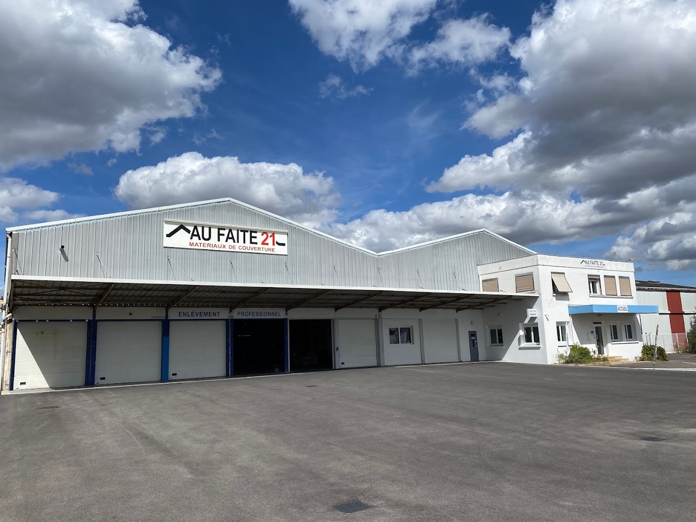 découvrez le concept de 'faîte', un terme essentiel en architecture et en construction, désignant la partie la plus haute d'un bâtiment. apprenez son importance et ses implications dans le design architectural.