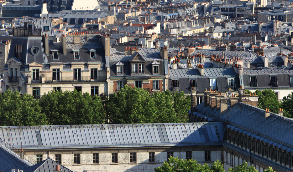 découvrez tout ce qu'il faut savoir sur le toit : types de toits, matériaux, techniques de construction et conseils d'entretien pour protéger votre maison des intempéries.