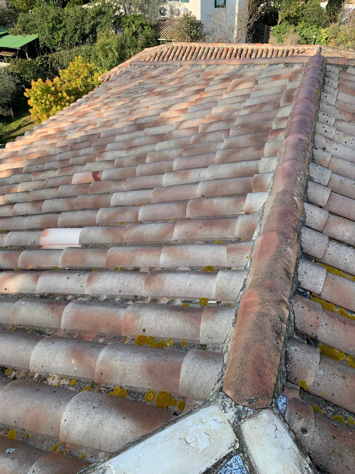 découvrez tout ce qu'il faut savoir sur la faîtière de toit : son rôle essentiel dans la structure, son importance pour l'étanchéité et les esthétiques de votre couverture. apprenez à choisir et à entretenir votre faîtière pour garantir la durabilité de votre habitation.