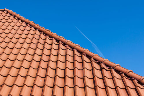 découvrez tout ce qu'il faut savoir sur la faîtière de toit, un élément essentiel de votre toiture qui assure étanchéité et esthétique. apprenez sur les différents types, matériaux et conseils d'installation pour protéger efficacement votre maison.