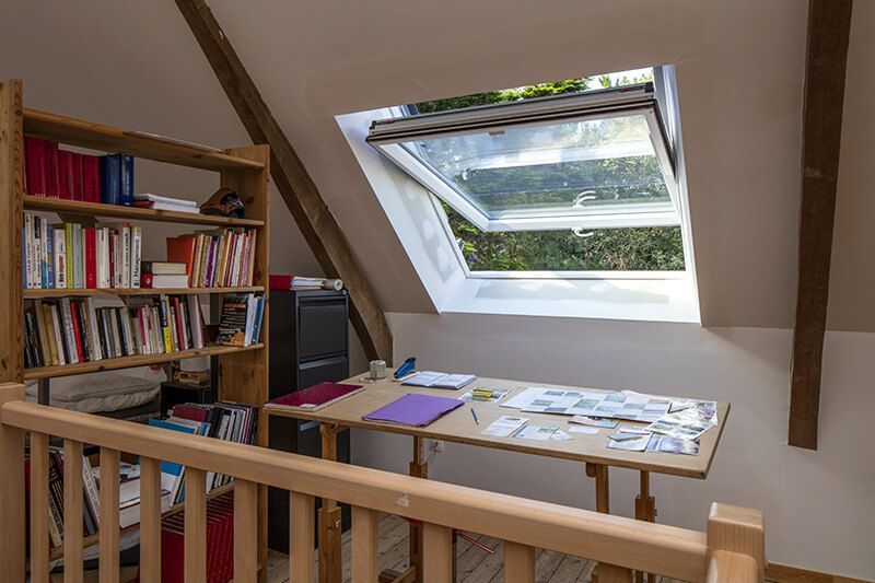 découvrez nos fenêtres de toit, idéales pour éclairer et aérer votre espace sous les combles. profitez d'une lumière naturelle abondante tout en améliorant le confort de votre maison. explorez nos modèles variés pour apporter style et praticité à votre habitat.