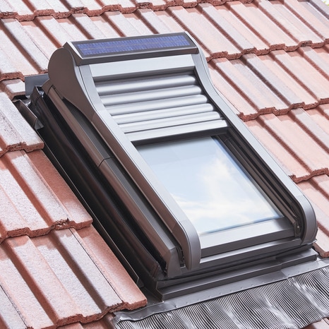découvrez notre fenêtre de toit adaptable, idéale pour apporter lumière et ventilation à vos espaces sous les combles. facile à installer et personnalisable, elle s'adapte à toutes les configurations de toits pour un aménagement intérieur optimal.