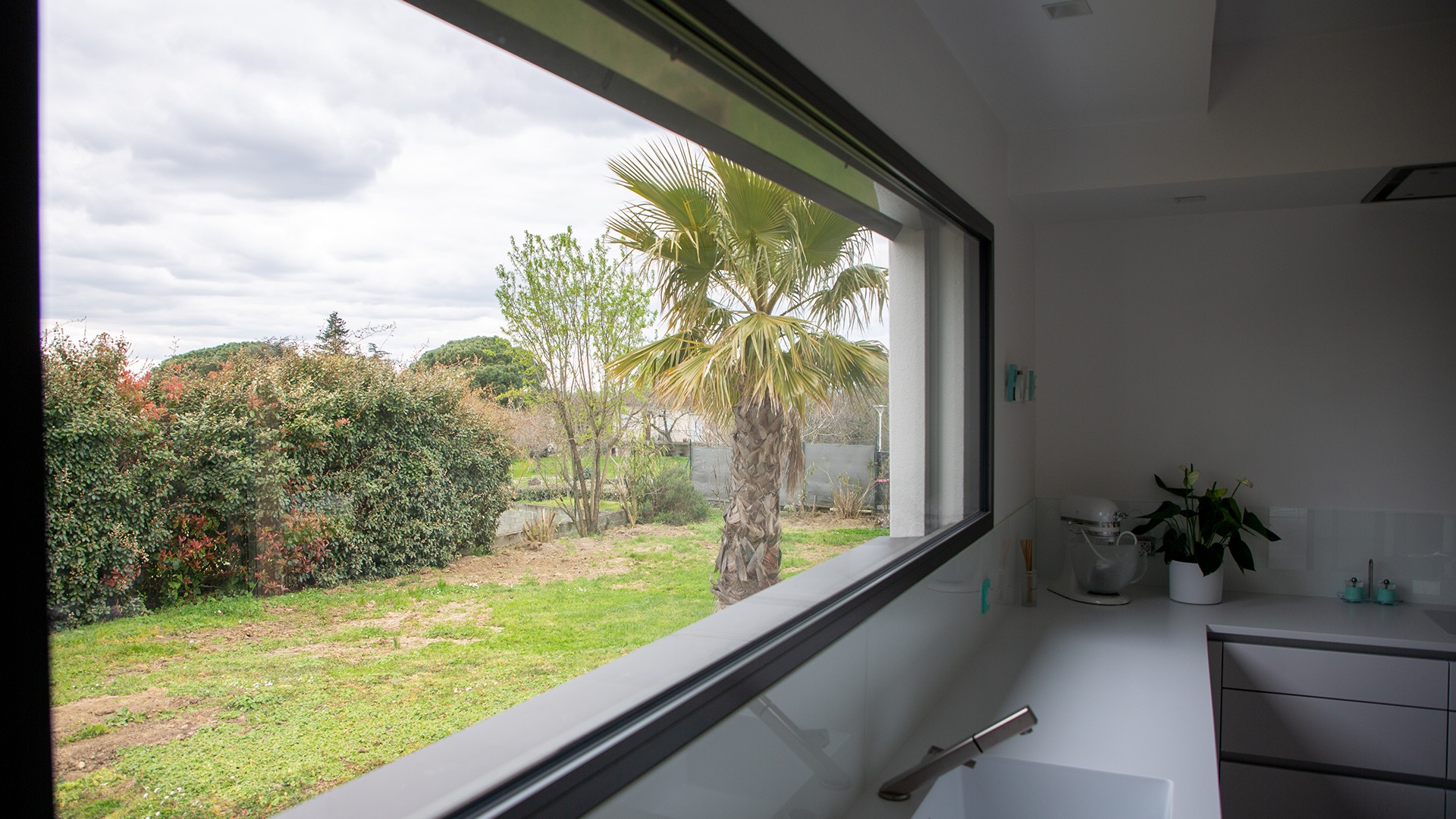 découvrez l'élégance et la luminosité d'une fenêtre panoramique, conçue pour maximiser votre vue et apporter un style moderne à votre intérieur. transformez votre espace de vie avec des ouvertures spacieuses qui allient design et fonctionnalité.