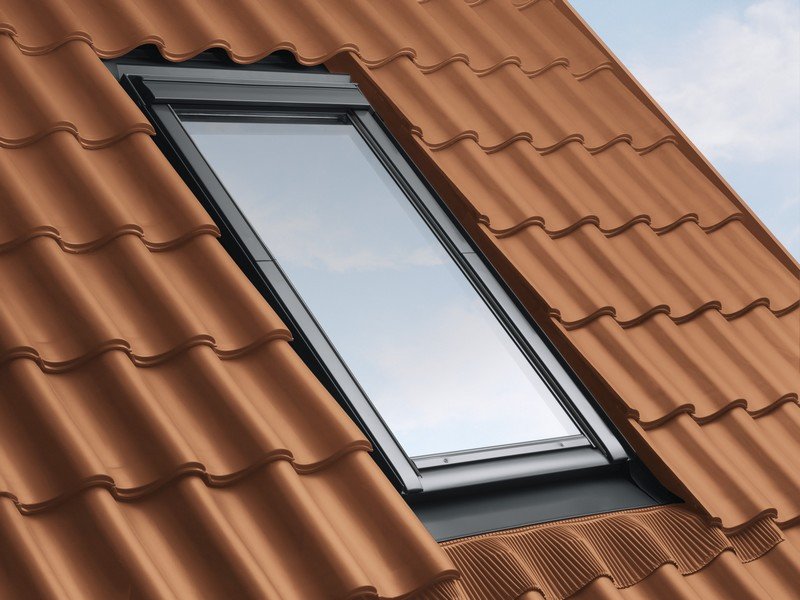 découvrez notre fenêtre de toit 55x70, idéale pour illuminer vos espaces sous combles tout en offrant une excellente isolation. que ce soit pour une rénovation ou une construction neuve, notre fenêtre apportera lumière naturelle et confort à votre maison.