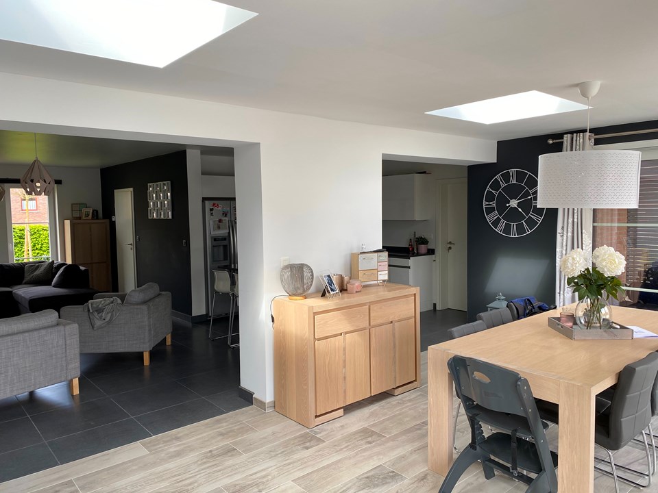 découvrez nos fenêtres pour toits plats, alliant esthétique moderne et fonctionnalité. idéales pour optimiser la lumière naturelle et l'isolation de votre espace, nos solutions s'intègrent parfaitement à votre architecture tout en garantissant un confort optimal.