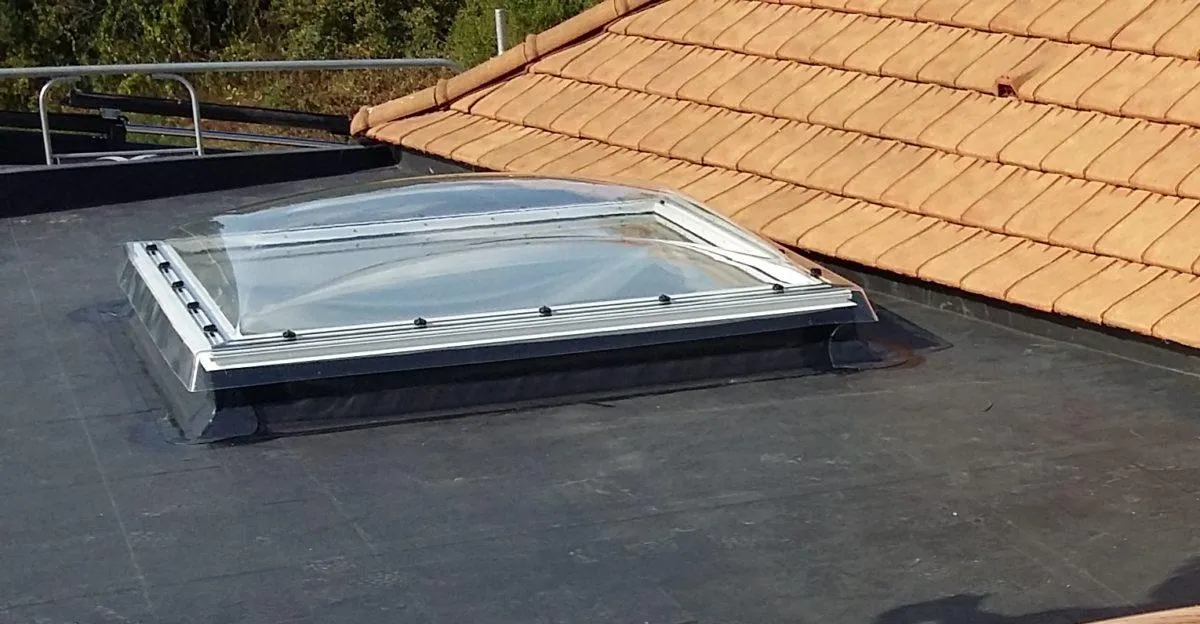 découvrez nos fenêtres pour toit plat, alliant esthétisme et performance. laissez la lumière naturelle entrer tout en améliorant l'isolation de votre espace. idéales pour les projets de construction et de rénovation, nos fenêtres sont conçues pour répondre à vos besoins.