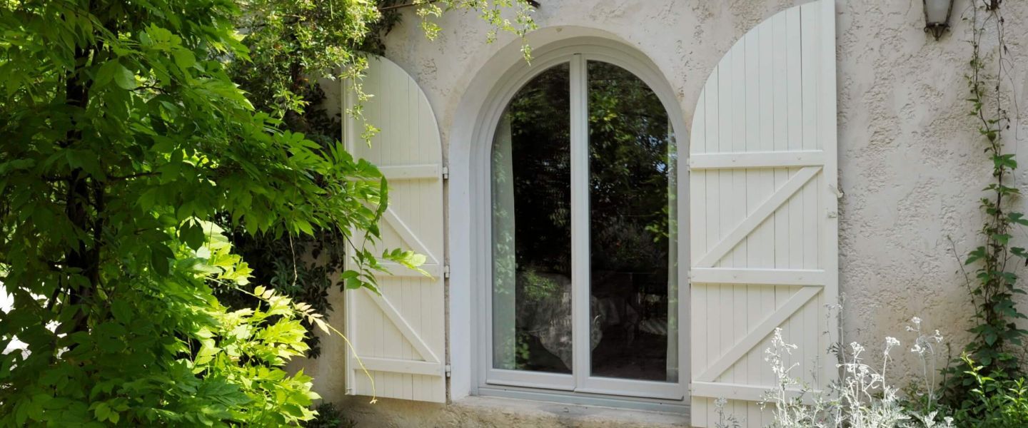 découvrez nos fenêtres de toit en pvc économiques, alliant performance énergétique et confort. idéales pour optimiser l'éclairage naturel de vos espaces tout en respectant votre budget, nos solutions vous garantissent une qualité durable et un design moderne.