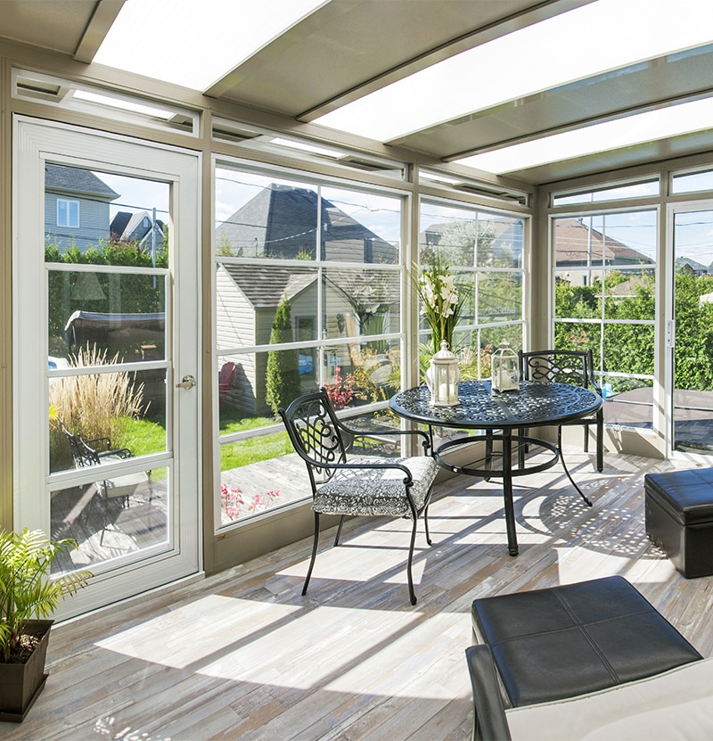découvrez notre gamme de fenêtres pour véranda, alliant esthétisme et performance. profitez d'une luminosité optimale et d'un confort inégalé tout en embellissant votre espace. idéales pour créer une transition harmonieuse entre votre intérieur et votre jardin.