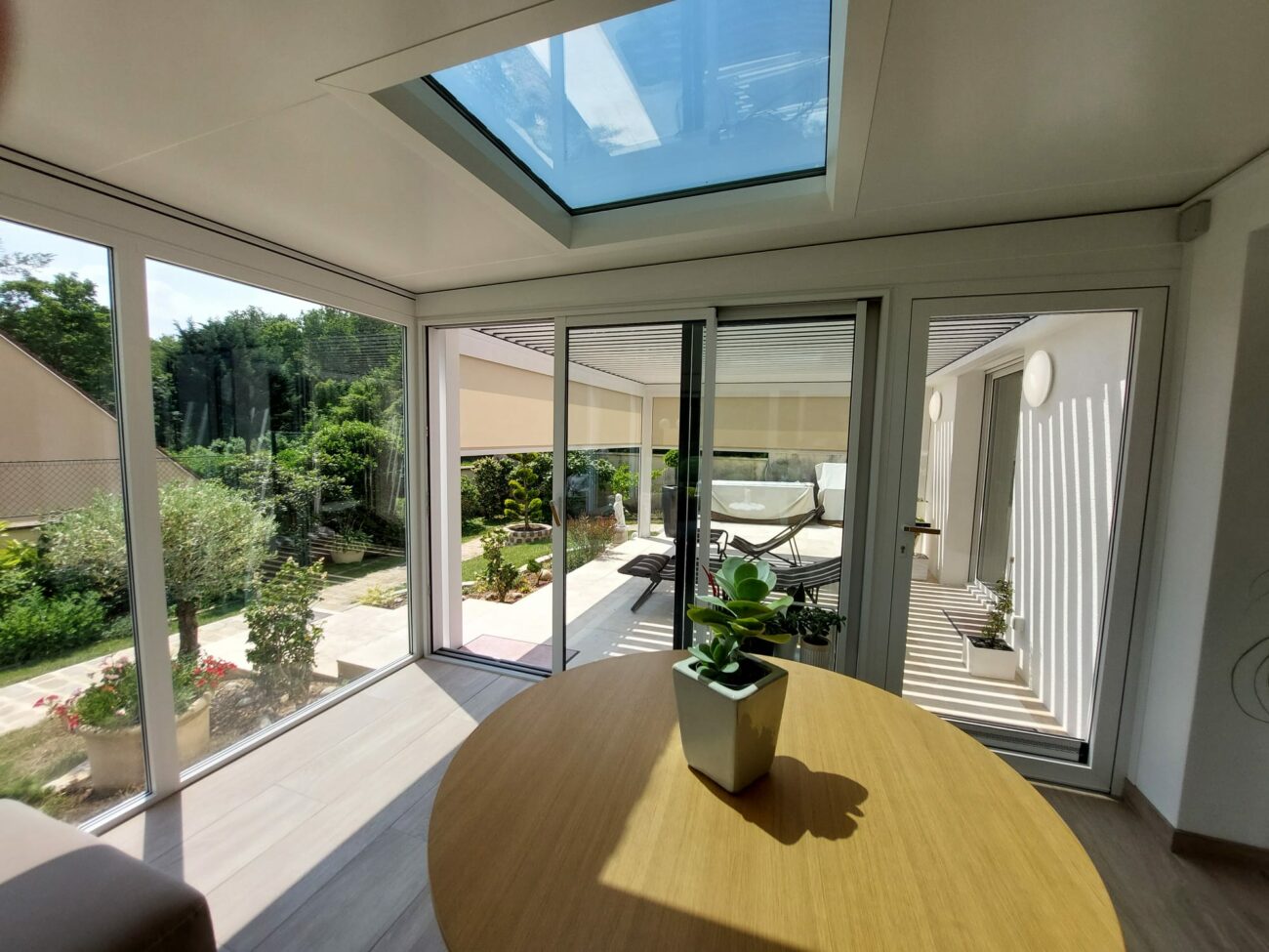 découvrez nos fenêtres pour véranda, alliant esthétisme et performance thermique. transformez votre espace de vie avec des solutions sur mesure qui maximisent la lumière naturelle et le confort. idéales pour embellir votre véranda tout en réduisant les coûts énergétiques.