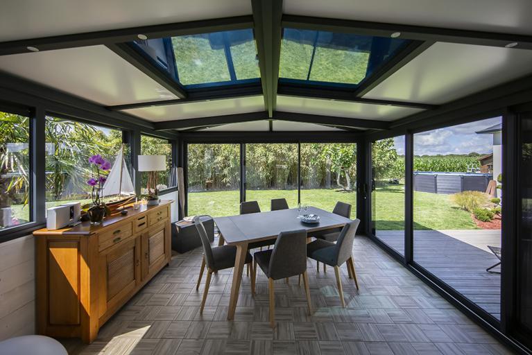 découvrez notre film solaire conçu spécialement pour les vérandas. optimisez le confort de votre espace tout en réduisant la chaleur et les reflets, tout en protégeant votre mobilier des uv. idéal pour profiter de votre véranda tout au long de l'année.