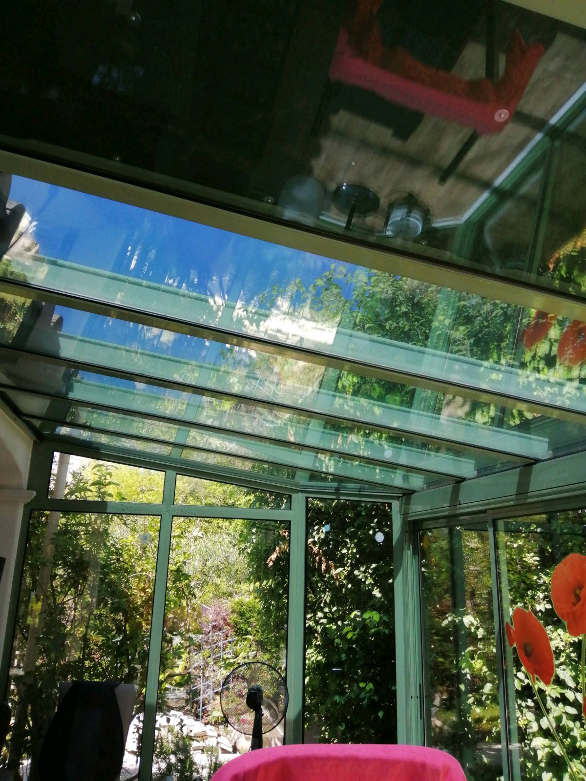 découvrez notre film solaire pour véranda, idéal pour réguler la température et protéger vos espaces de vie des rayons uv, tout en préservant la luminosité naturelle. profitez d'un confort optimal et d'une esthétique raffinée avec notre solution innovante.