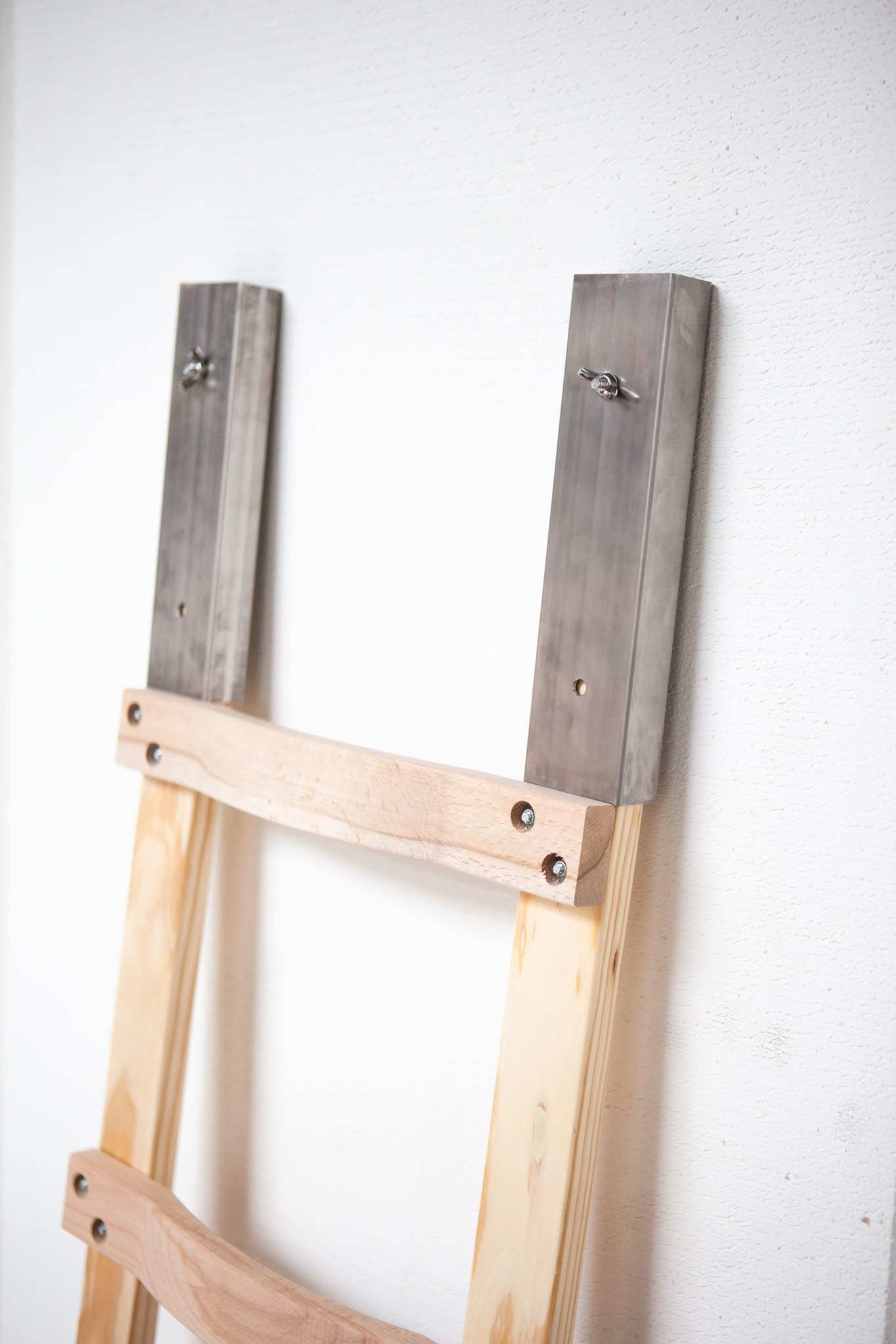 apprenez comment fixer une échelle sur un toit en bois en toute sécurité. découvrez des conseils pratiques et des étapes simples pour garantir une installation solide et fiable, tout en assurant votre sécurité lors des travaux en hauteur.