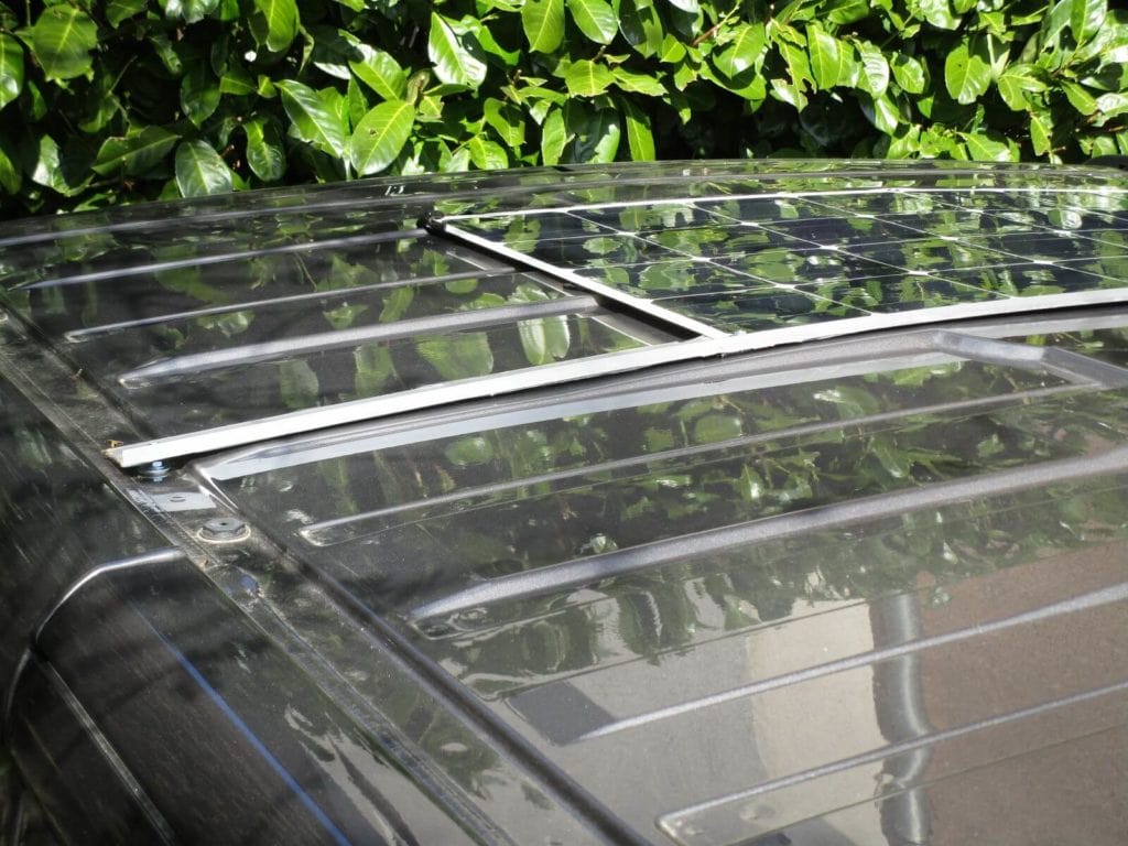 découvrez comment fixer un panneau solaire sur votre toit en toute sécurité et efficacité. suivez nos conseils pratiques pour optimiser l'installation et profiter de l'énergie solaire.