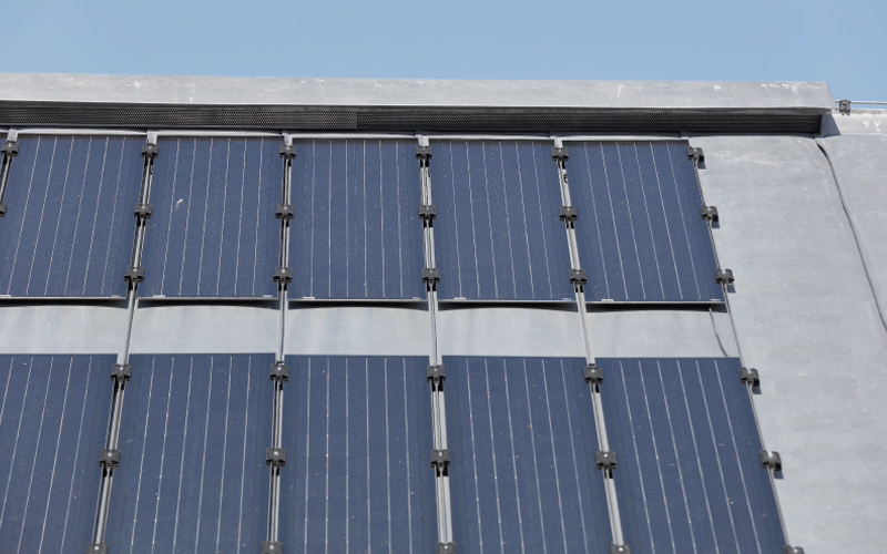 découvrez comment fixer efficacement un panneau solaire sur une toiture en zinc. suivez nos conseils d'experts pour une installation sécurisée et optimale de votre système solaire afin de maximiser votre production d'énergie renouvelable.