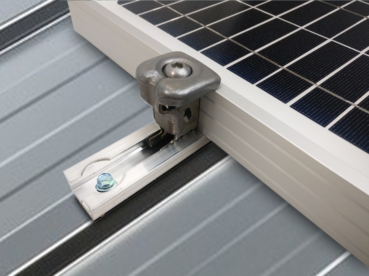 découvrez comment fixer un panneau solaire sur une toiture en zinc de manière sécurisée et efficace. suivez notre guide étape par étape pour maximiser l'efficacité de votre installation tout en préservant l'intégrité de votre toit.