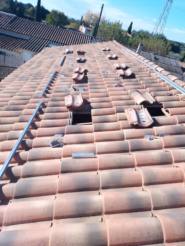 découvrez les meilleures méthodes pour fixer des panneaux solaires sur des tuiles. assurez une installation sécurisée et efficace tout en optimisant le rendement de votre système solaire. suivez nos conseils pratiques pour un montage réussi et durable.