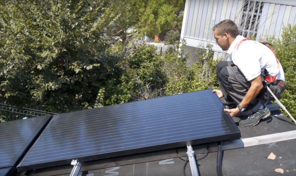 découvrez le fluide caloporteur photovoltaïque, un élément essentiel pour optimiser le fonctionnement de vos panneaux solaires. améliorez l'efficacité énergétique de votre installation en choisissant le fluide adapté, garantissant une circulation thermique optimale et des performances accrues de vos systèmes photovoltaïques.