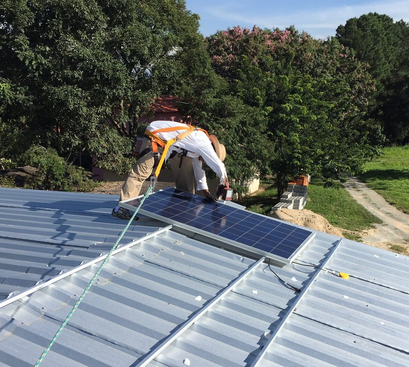 découvrez notre formation complète sur les toits photovoltaïques, idéale pour acquérir les compétences nécessaires à l'installation et à la maintenance de systèmes solaires. apprenez des experts du secteur et boostez votre carrière dans les énergies renouvelables.