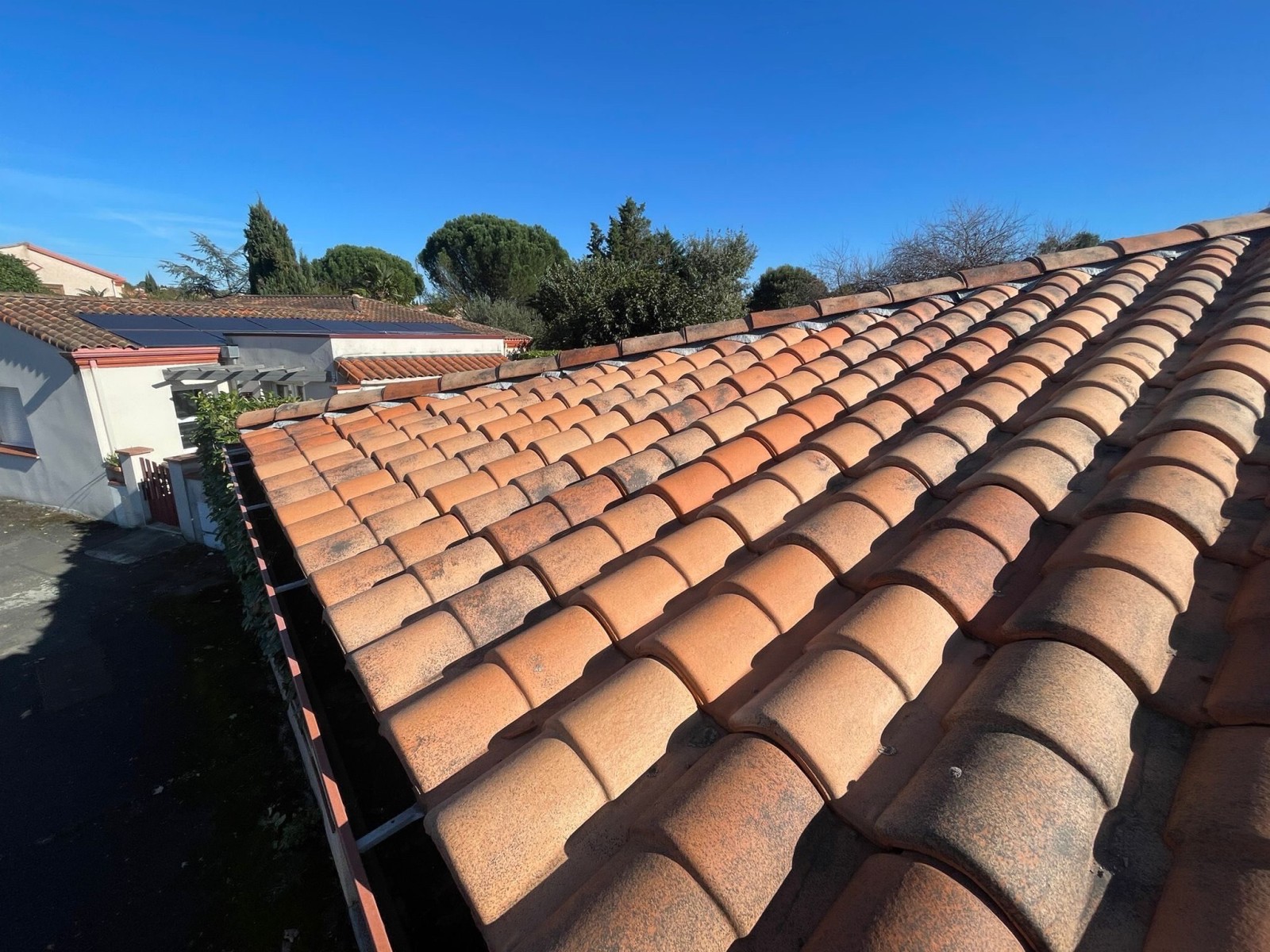 découvrez comment identifier et réparer une fuite de toit efficacement. obtenez des conseils pratiques pour protéger votre maison des dommages causés par l'eau et assurer l'étanchéité de votre toiture.