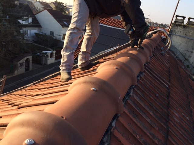 découvrez comment détecter et réparer une fuite de toit efficacement. conseils pratiques pour protéger votre maison et éviter des dégâts importants. ne laissez pas une petite fuite se transformer en gros problème !
