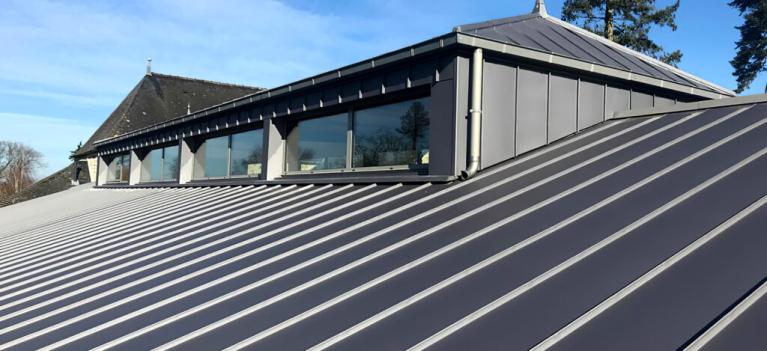 découvrez notre gamme de garages en bac acier, robustes et durables, idéals pour protéger votre véhicule des intempéries. profitez d'un espace de rangement pratique et design, adapté à tous vos besoins. faciles à installer et à entretenir, nos garages en bac acier allient esthétique et fonctionnalité.