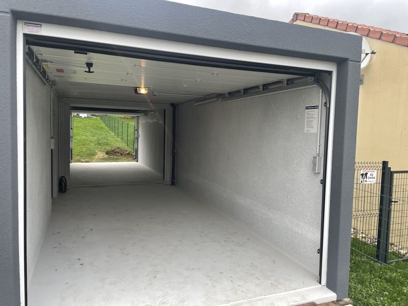 découvrez nos services de construction de garages en béton, alliant robustesse et esthétisme. profitez d'un espace de stockage sécurisé pour vos véhicules et vos outils. faites le choix d'un garage durable qui résiste aux intempéries.