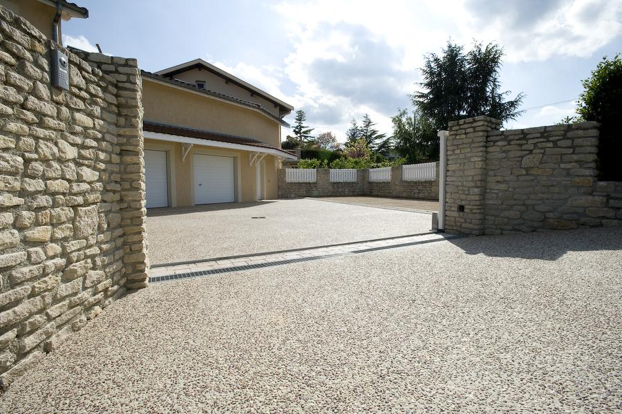 découvrez notre gamme de garages en béton, alliant solidité et modernité. idéaux pour protéger vos véhicules et offrir un espace de stockage supplémentaire, nos garages en béton sont conçus pour résister aux intempéries et s'intégrer harmonieusement dans votre jardin.