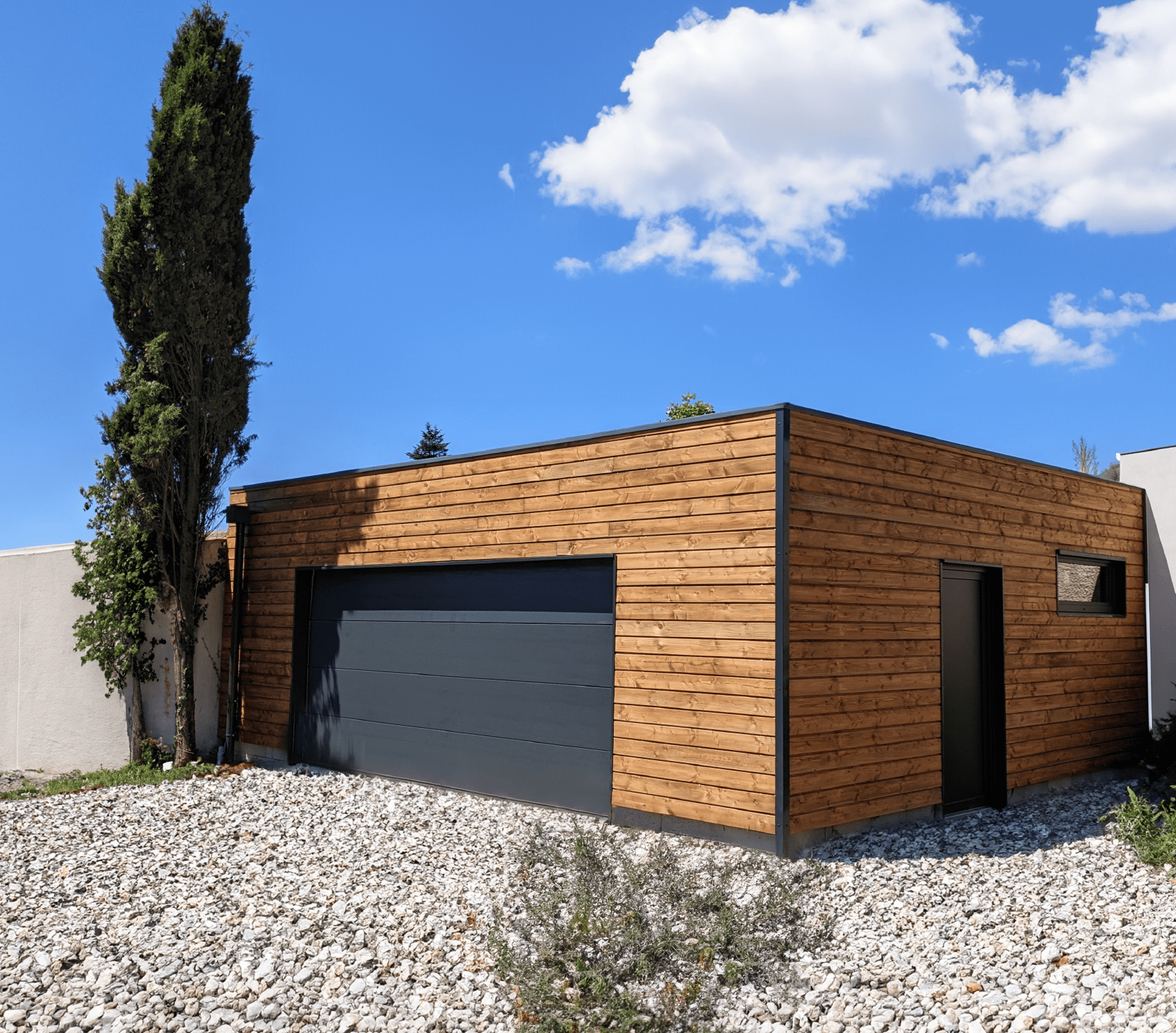 découvrez notre service de construction de garages à toit plat, alliant modernité et fonctionnalité. profitez d'un espace de rangement optimisé et d'une esthétique contemporaine. contactez-nous pour un devis personnalisé!