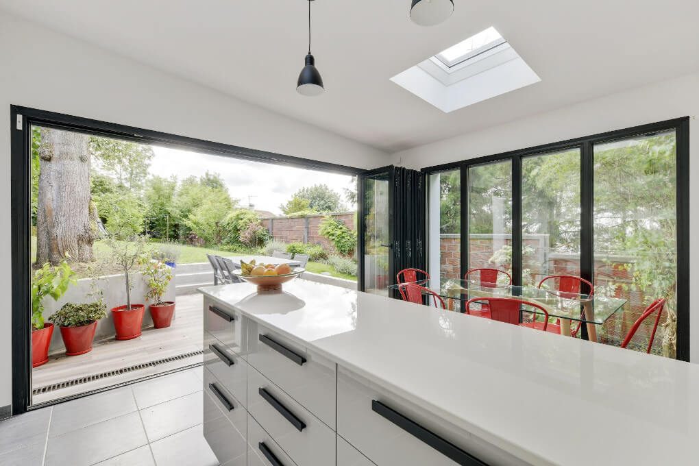 découvrez notre garage terrasse, un espace unique alliant praticité et esthétisme. idéal pour protéger vos véhicules tout en bénéficiant d'une terrasse conviviale pour vos moments de détente en plein air.