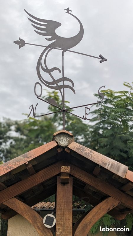 découvrez notre collection de girouettes artisanales, mêlant artisanat traditionnel et design moderne. parfaites pour personnaliser votre jardin ou votre toiture, ces girouettes uniques ajoutent une touche d'élégance et de caractère à votre espace extérieur.