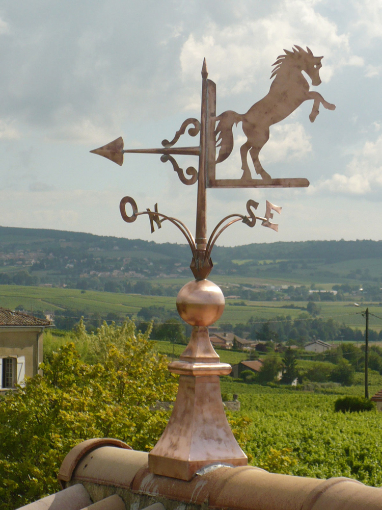 découvrez notre magnifique girouette en cuivre, alliant artisanat traditionnel et design élégant. parfaite pour embellir votre jardin ou toiture, cette pièce unique apportera une touche d'originalité tout en vous permettant de connaître la direction du vent. idéale pour les amoureux de la décoration extérieure.