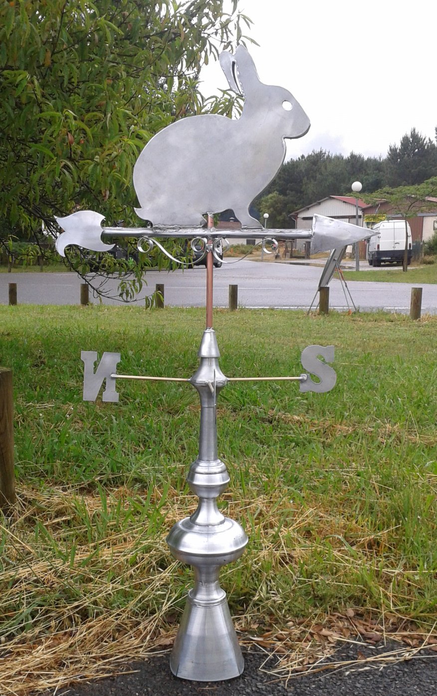 découvrez l'univers fascinant des girouettes : ces instruments ancestraux qui allient esthétisme et fonctionnalité pour indiquer la direction du vent. idéales pour décorer votre toiture ou votre jardin, les girouettes apportent une touche unique à votre extérieur tout en rendant hommage à un savoir-faire artisanal. explorez notre collection variée pour trouver la girouette qui reflète votre personnalité et embellit votre espace.