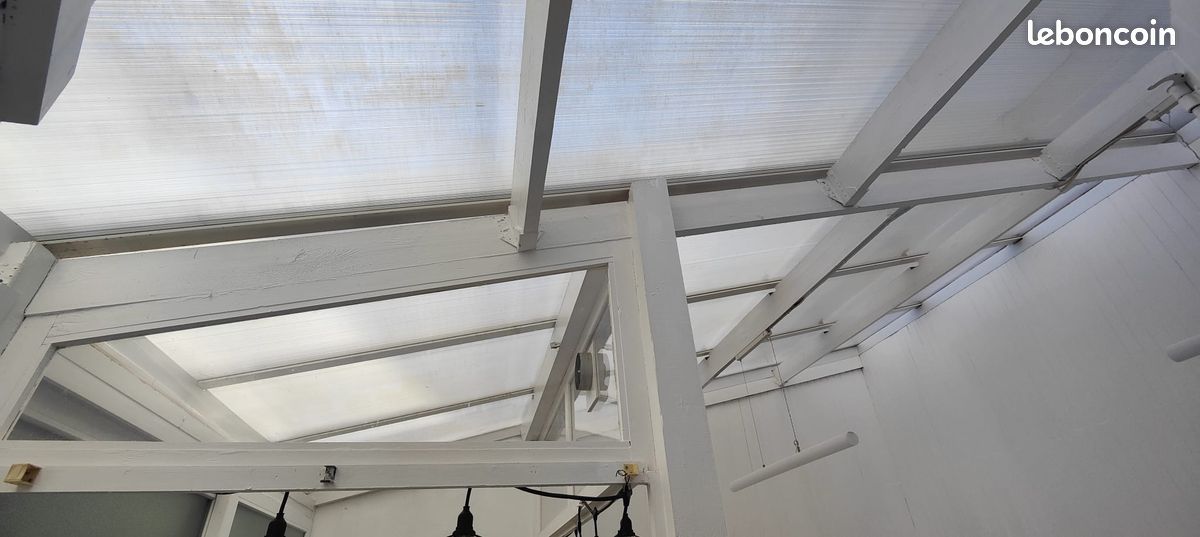 découvrez nos gouttières en polycarbonate, alliant légèreté et résistance. idéales pour protéger votre maison des intempéries tout en offrant un design moderne, elles sont faciles à installer et durables. optez pour une solution pratique et esthétique pour votre toiture.