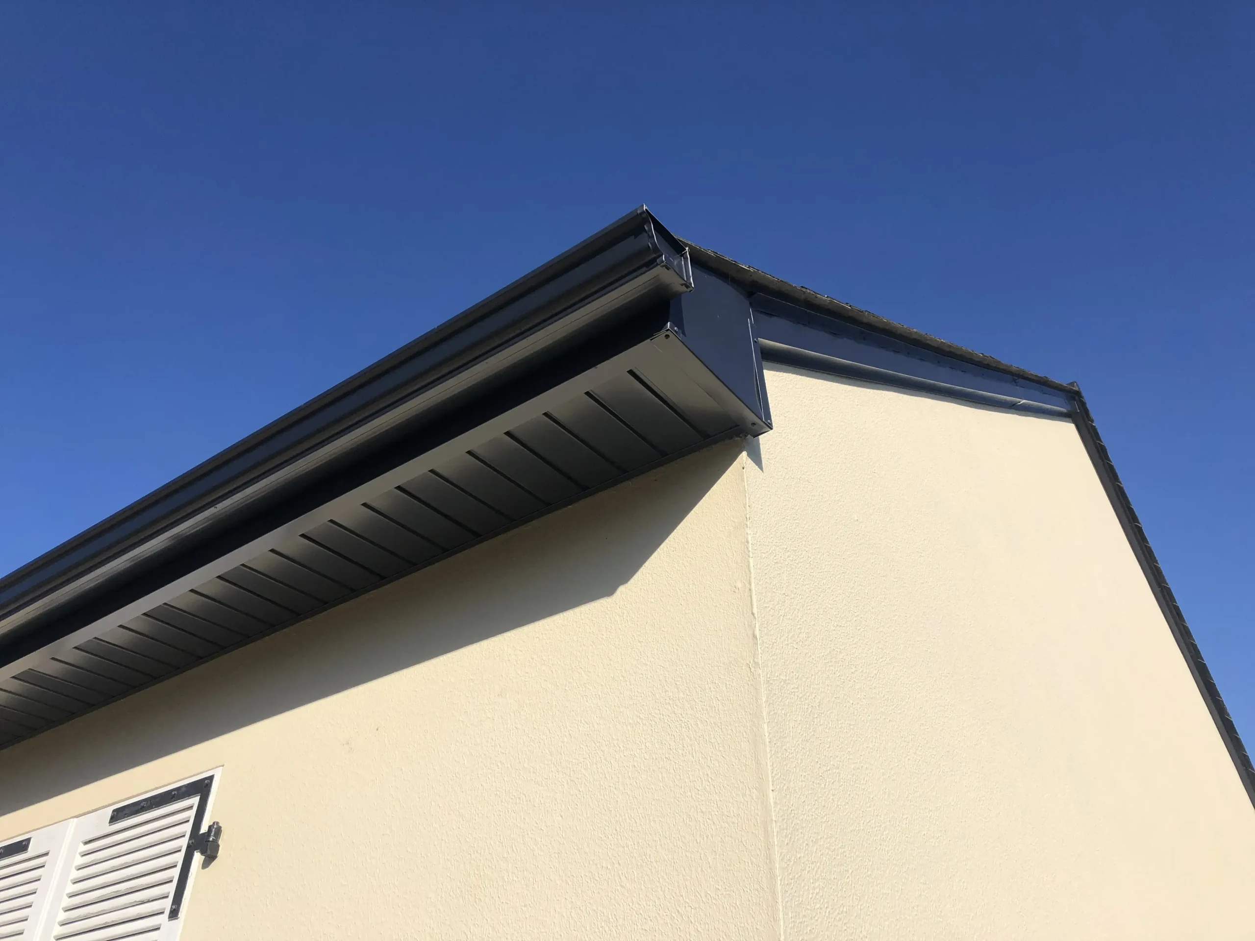 découvrez tout ce qu'il faut savoir sur les gouttières pour toits plats : conseils d'installation, matériaux, entretien et avantages pour assurer une bonne évacuation des eaux pluviales et protéger votre bâtiment.