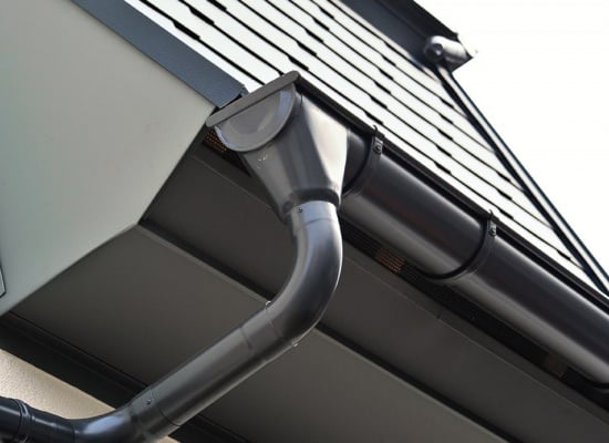 découvrez tout ce que vous devez savoir sur les gouttières : types, matériaux, installation et entretien pour protéger votre maison des intempéries et éviter les dégâts d'eau.