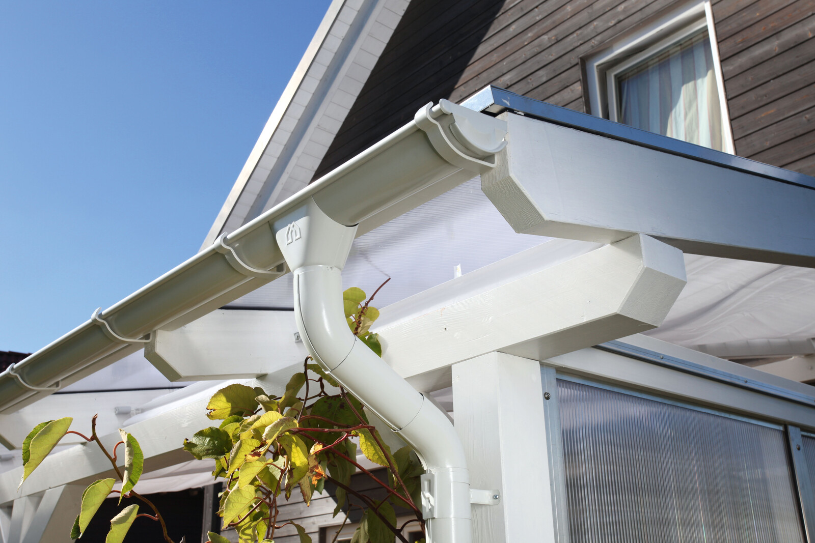 découvrez tout sur les gouttières de toit : types, matériaux, installation et entretien. protégez votre maison des intempéries et préservez son esthétique grâce à nos conseils d'experts.