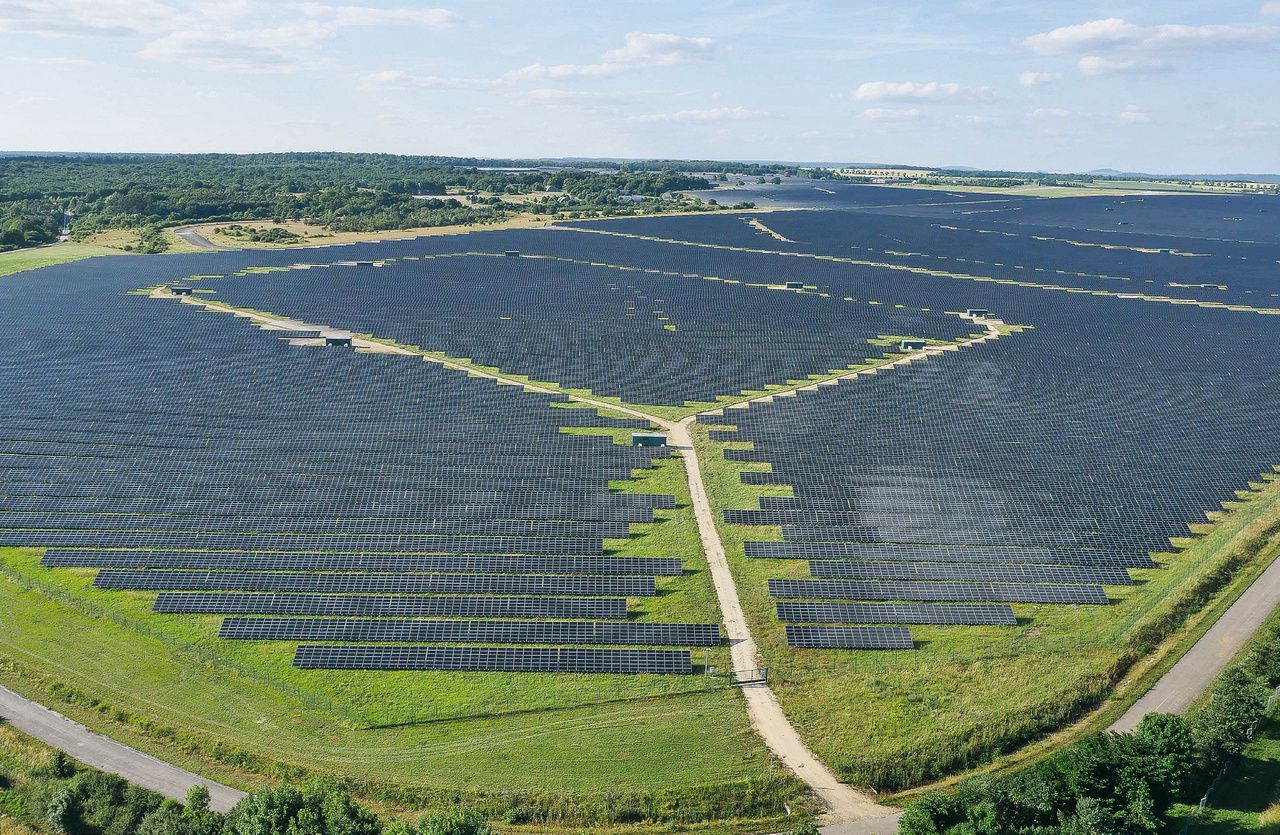 découvrez le grand champ solaire en france, une initiative phare pour l'énergie renouvelable qui transforme la lumière du soleil en électricité durable. explorez les avantages écologiques et économiques de cette solution innovante pour un avenir énergétique responsable.