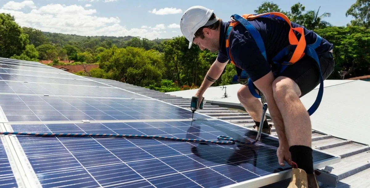 découvrez notre guide complet sur la fixation des panneaux solaires. apprenez les meilleures techniques, les outils nécessaires et des conseils pratiques pour installer efficacement vos panneaux solaires sur votre toit. optimisez la performance de votre système photovoltaïque grâce à nos recommandations d'experts.