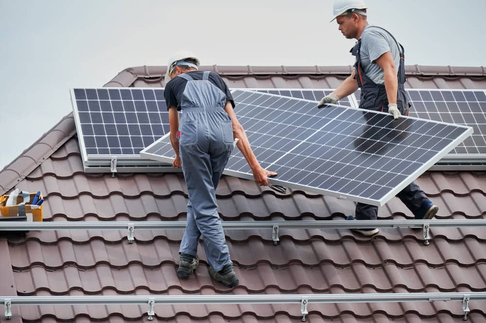 découvrez notre guide complet sur les panneaux photovoltaïques : conseils d'achat, installation, avantages et impact environnemental pour optimiser votre projet solaire.