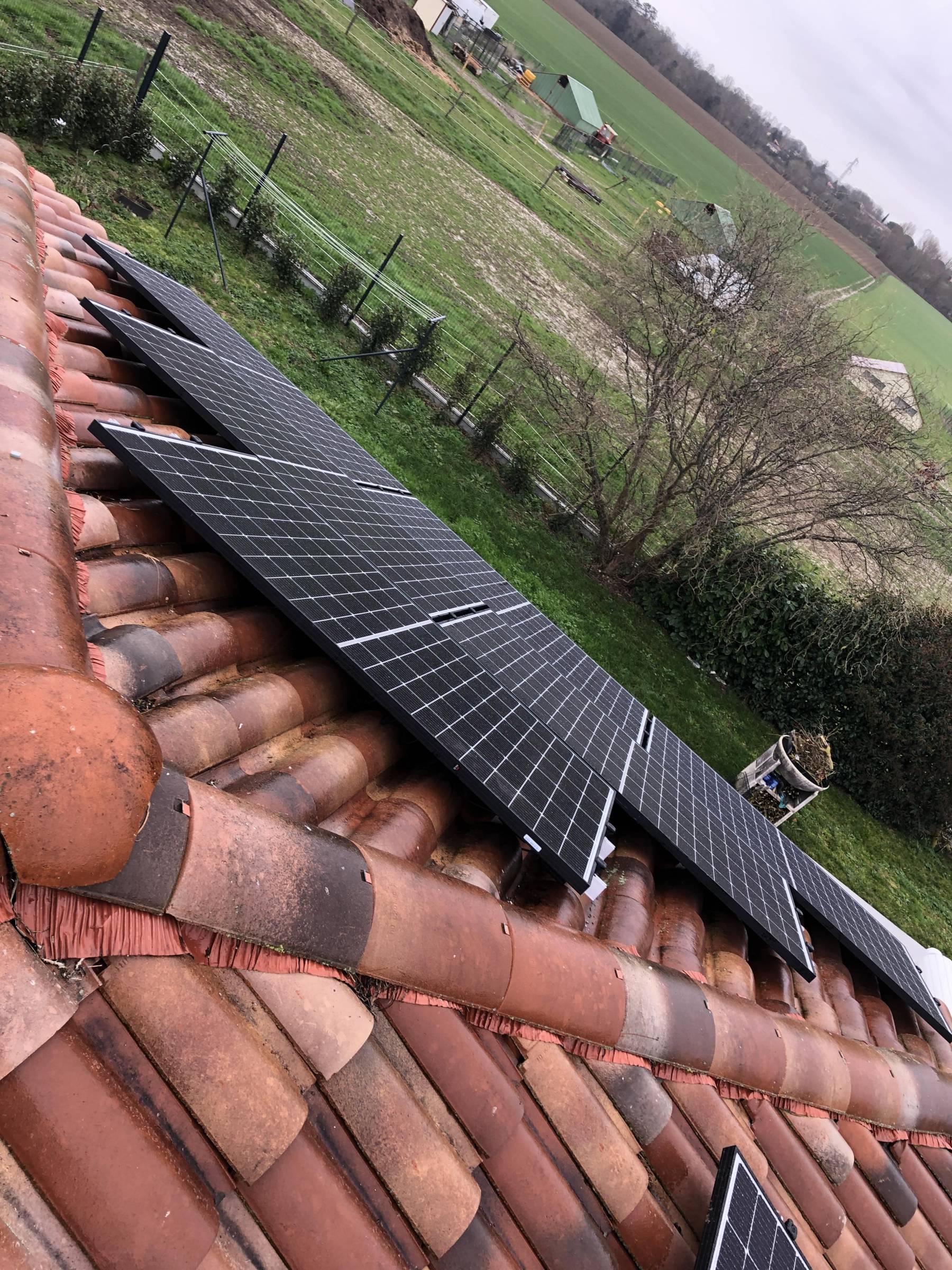 découvrez notre guide complet sur les toits photovoltaïques en france. apprenez tout sur l'installation, les avantages, les aides financières et les meilleures pratiques pour optimiser votre production d'énergie solaire.