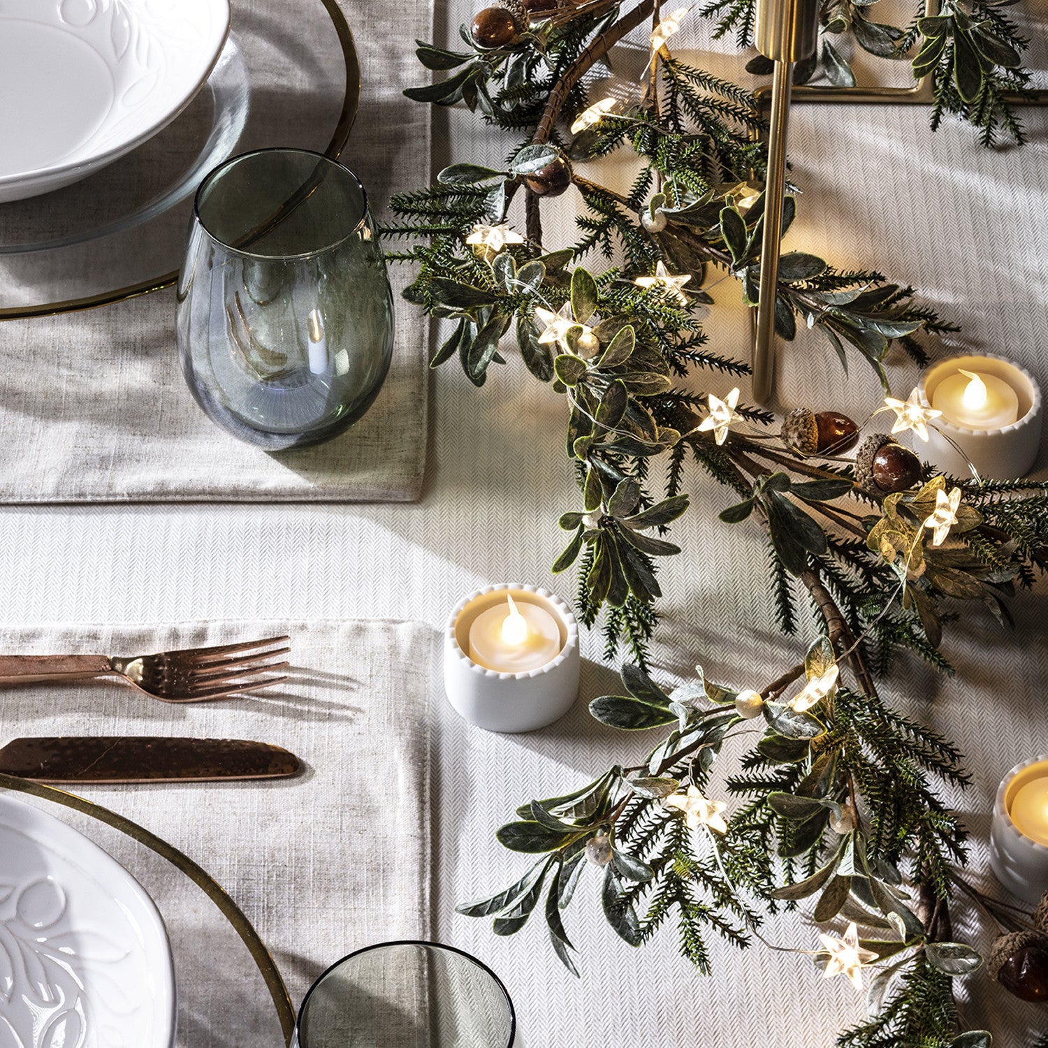 découvrez notre magnifique sélection de guirlandes de noël pour embellir votre intérieur et créer une ambiance féerique. parfaites pour décorer votre sapin, vos fenêtres ou votre table, nos guirlandes ajoutent une touche magique à vos célébrations.