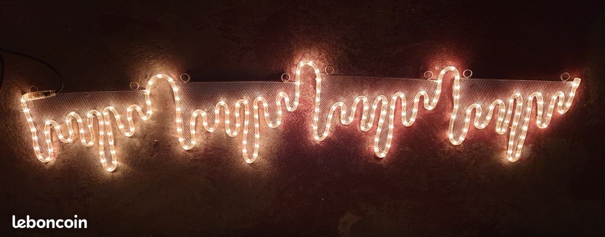 découvrez notre guirlande de toit, idéale pour embellir vos événements en extérieur. parfaite pour apporter une touche festive à vos fêtes, mariages ou simples soirées d'été. facile à installer et résistante aux intempéries, elle illuminera votre espace avec style.