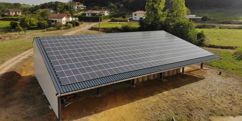 découvrez les avantages des hangars photovoltaïques, une solution innovante pour produire de l'énergie solaire tout en optimisant l'espace de votre infrastructure. alliez efficacité énergétique et durabilité avec cette installation tendance.