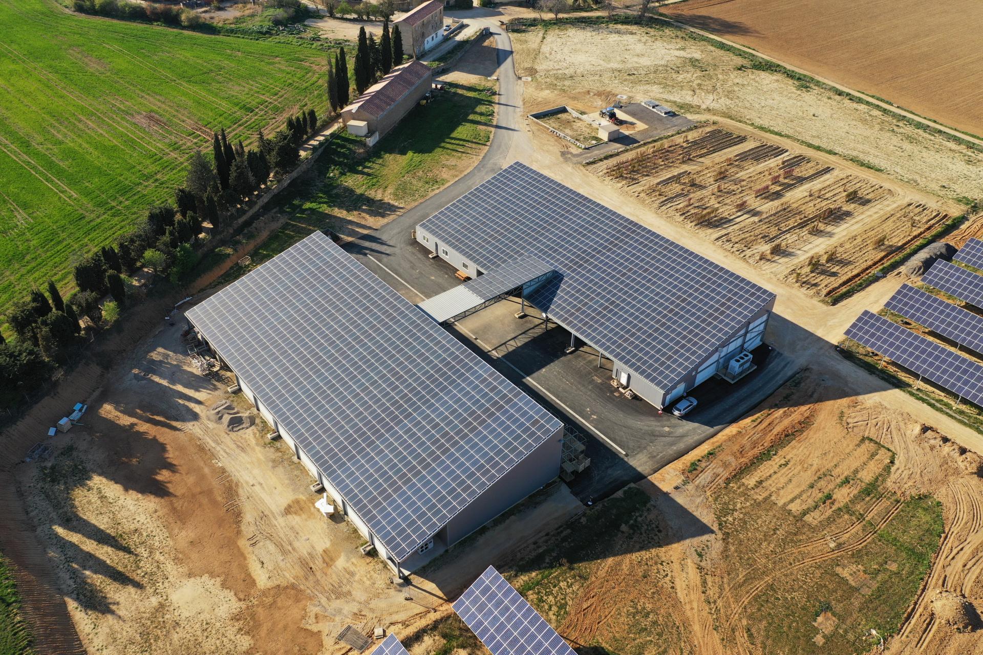découvrez les avantages des hangars photovoltaïques, une solution innovante et durable pour produire de l'énergie solaire tout en optimisant l'espace de stockage. alliez protection de vos biens et transition énergétique.