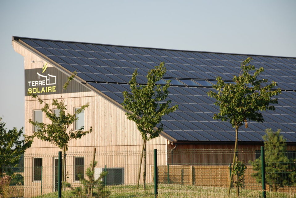 découvrez comment un hangar photovoltaïque peut générer des économies significatives sur vos factures d'énergie tout en contribuant à une agriculture durable. maximisez votre espace tout en profitant des avantages de l'énergie solaire.