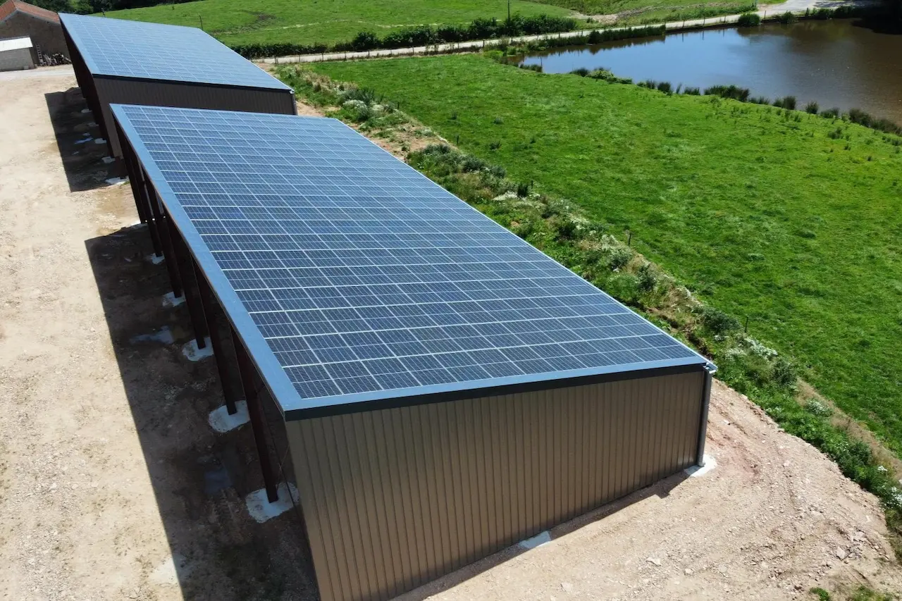 découvrez notre hangar solaire, une solution innovante et respectueuse de l'environnement pour stocker vos équipements tout en exploitant l'énergie solaire. profitez d'un espace couvert qui réduit votre empreinte carbone et génère de l'énergie renouvelable pour un avenir durable.