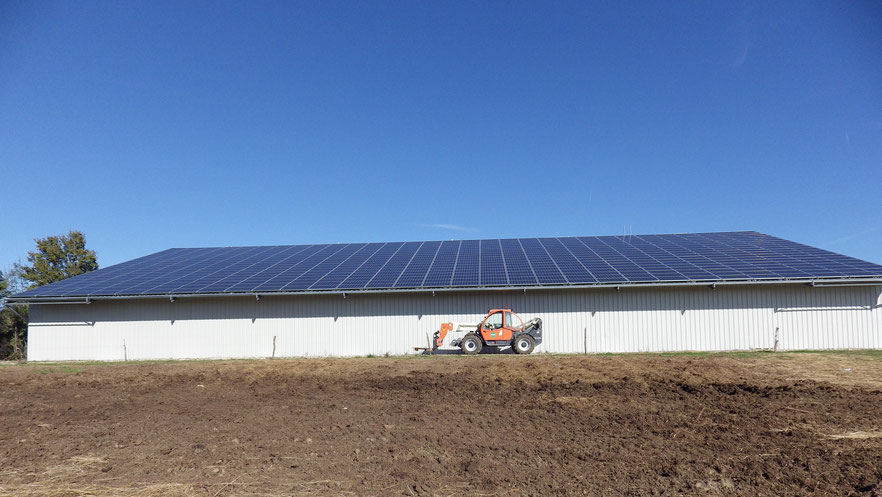 découvrez notre hangar solaire, une solution innovante et durable pour abriter vos véhicules et équipements tout en produisant de l'énergie renouvelable. profitez d'une structure moderne qui allie fonctionnalité et respect de l'environnement.