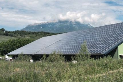 découvrez notre hangar solaire agricole innovant, conçu pour maximiser l'efficacité énergétique de votre exploitation tout en offrant une protection optimale à vos équipements et récoltes. adoptez une solution durable et respectueuse de l'environnement pour améliorer votre productivité.