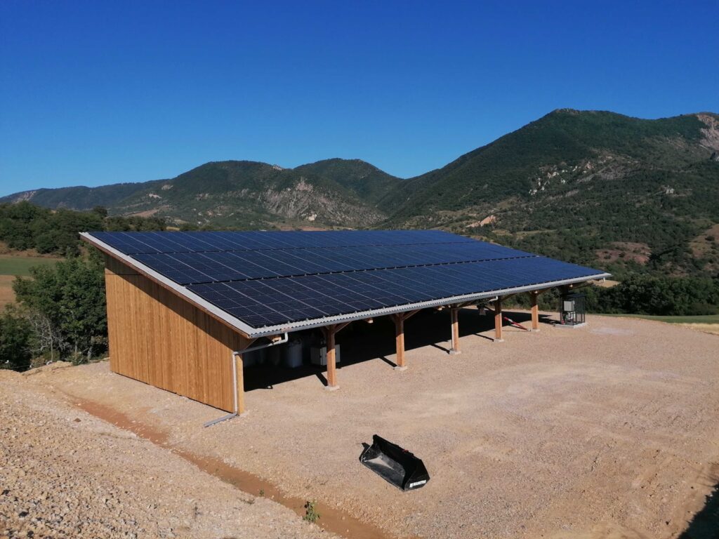 découvrez notre hangar solaire agricole, une solution innovante pour optimiser votre production tout en respectant l'environnement. profitez d'une structure polyvalente équipée de panneaux solaires, garantissant une énergie renouvelable pour vos activités agricoles.