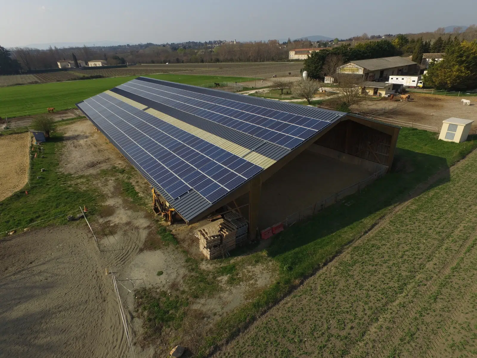 découvrez notre hangar solaire agricole, conçu pour maximiser l'efficacité énergétique de votre exploitation. profitez d'un espace de stockage tout en générant de l'énergie verte grâce à des panneaux solaires intégrés. une solution durable et innovante pour les agriculteurs soucieux de l'environnement.